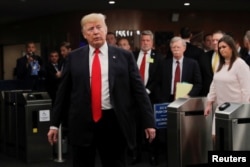 El presidente de EE.UU., Donald Trump, habla con los periodistas en la sede de las Naciones Unidas durante la 73ª Asamblea General de las Naciones Unidas en Nueva York, el 24 de septiembre de 2018. REUTERS / Caitlin Ochs.