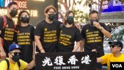 10月22號晚上，在洛杉磯市斯台普斯中心外，支持香港的志願者聚集起來支持香港，向路人免費發放T恤衫（美國之音雨舟）