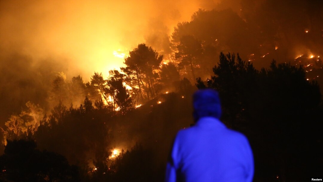 Čovek posmatra požar u selu Mravince u blizini Splita, Hrvatska, 17. jula 2017. (REUTERS/Antonio Bronic)