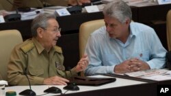 Presiden Kuba Raul Castro (kiri), berbicara dengan Wapres Miguel Diaz Canel di Havana, Kuba (foto: dok). 