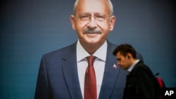 پوستر تبلیغاتی مال قلیچ‌دار اوغلو، رقیب رجب طیب‌ اردوغان.