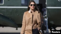 Hope Hicks, penasihat Presiden AS Donald Trump berjalan menuju pesawat kepresidenan Air Force One untuk mendampingi Trump berkampanye di Minnesota, dari Pangkalan Udara Andrews, Maryland, 30 September 2020. (Foto: Reuters)