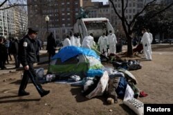 지난 15일 미국 수도 워싱턴 D.C. 맥퍼슨스퀘어 공원의 노숙자 텐트가 철거되고 있다.