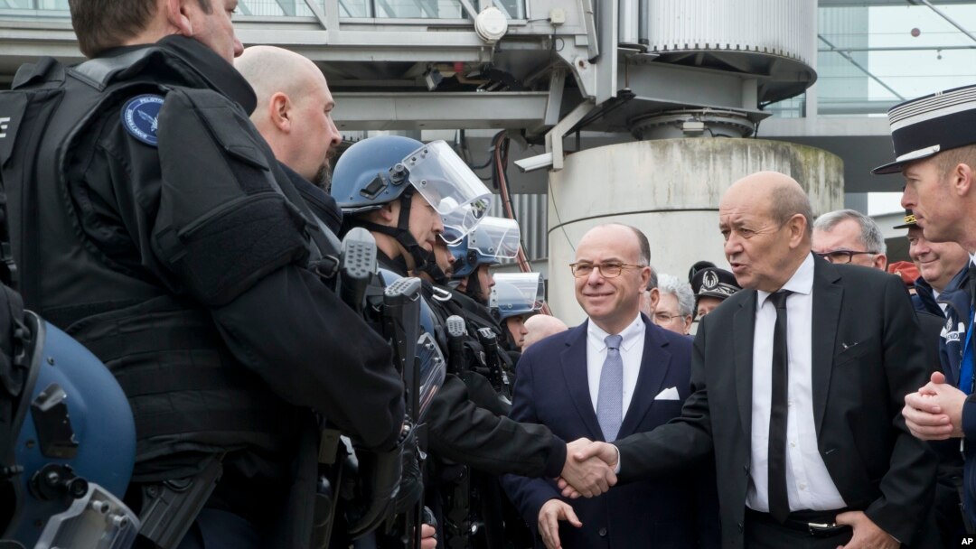 Mendagri Perancis Bernard Cazeneuve memeriksa keamanan di Bandara Charles de Gaulle, in Roissy, Paris