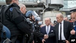 Mendagri Perancis Bernard Cazeneuve memeriksa keamanan di Bandara Charles de Gaulle, in Roissy, Paris