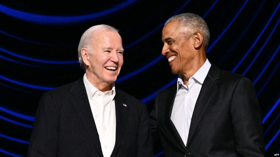 ARCHIVO - El presidente Joe Biden, izq., y el expresidente Barack Obama durante un evento de recaudación de fondos de campaña en el Peacock Theater, en Los Ángeles, el 15 de junio de 2024.