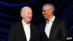 ARCHIVO - El presidente Joe Biden, izq., y el expresidente Barack Obama durante un evento de recaudación de fondos de campaña en el Peacock Theater, en Los Ángeles, el 15 de junio de 2024.