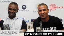 Le footballeur français Florent Malouda (à droite) aux côtés de son compatriote Eric Abidal lors d'une conférence de presse à Lima, le 1er juillet 2013.