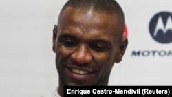 Le joueur de football français Eric Abidal lors d'une conférence de presse à Lima, le 1er juillet 2013. 