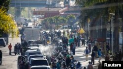 Una larga filade vehículos espera para adquirir gasolina en San Antonio, cerca de Caracas, Venezuela el 9 de septiembre de 2020.