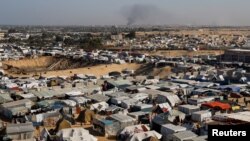 位于加沙抵达南部的拉法一个收容流离失所巴勒斯坦人的帐篷营地。（2024年1月22日）