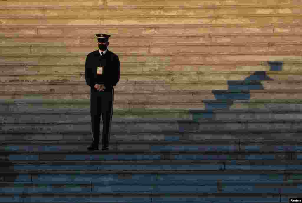 د امریکا د کانګرس ودانۍ په پوړو کې امنیتي سرتیری&nbsp;