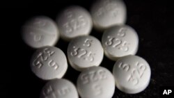 Foto menunjukkan susunan pil opioid oxycodone-acetaminophen, yang dikenal juga dengan nama Percocet, diambil di New York, AS, pada 15 Agustus 2017. (Foto: AP/Patrick Sison, File)