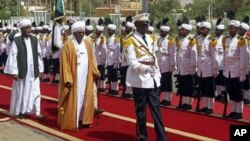 1일 하루툼에서 열린 의회 개회식에 참석한 오마 알 바시르 수단 대통령(가운데).