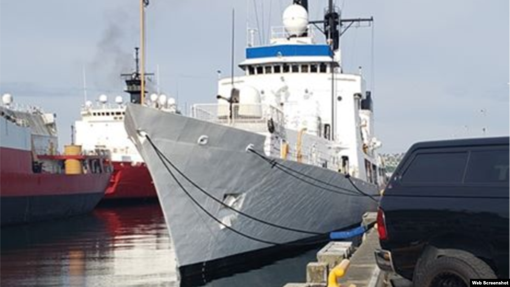 Tàu Tuần duyên Hoa Kỳ USCGC John Midgett (WHEC-726) đang được sơn trắng, chuẩn bị bàn giao cho Cảnh sát Biển Việt Nam. Photo defense-studies.blogspot