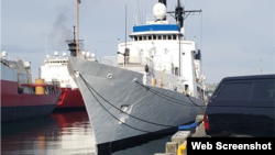 Tàu Tuần duyên Hoa Kỳ USCGC John Midgett (WHEC-726) đang được sơn trắng, chuẩn bị bàn giao cho Cảnh sát Biển Việt Nam. Photo defense-studies.blogspot