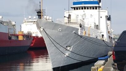 Tàu USCGC John Midgett (WHEC-726) đang được sơn trắng, chuẩn bị bàn giao cho Cảnh sát Biển Việt Nam. Photo defense-studies.blogspot