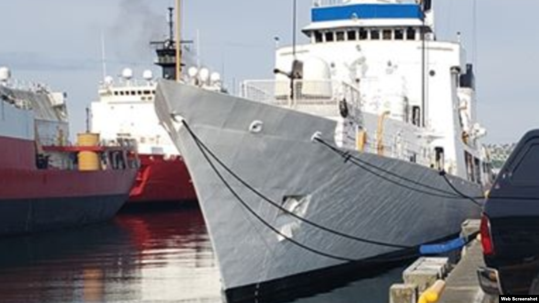 Tàu USCGC John Midgett (WHEC-726) đang được sơn trắng, chuẩn bị bàn giao cho Cảnh sát Biển Việt Nam. Photo defense-studies.blogspot