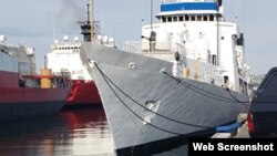 Tàu USCGC John Midgett (WHEC-726) đang được sơn trắng, chuẩn bị bàn giao cho Cảnh sát Biển Việt Nam. Photo defense-studies.blogspot