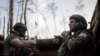 ทหารยูเครนจากกองพันอาซอฟ ขณะรอคำสั่งยิงเครื่องยิงลูกระเบิดในสนามรบที่เขตปกครองดอแนตสก์ เมื่อ 12 เมษายน 2024 (ที่มา: AP/แฟ้มภาพ) 