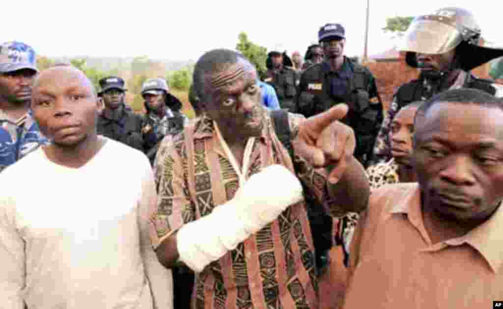 Uganda's Forum for Democratic Change (FDC) leader Kizza Besigye (C) argues with police before his arrest at the Kasangati suburb of the capital Kampala, April 18, 2011. Ugandan opposition leader Besigye was arrested on Monday during a protest against high