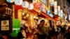 Foto ilustrasi yang menunjukkan sejumlah warga menikmati makanan dan minuman di restoran izakaya distrik Ameyoko, Tokyo, Jepang, pada 15 Februari 2024. (Foto: Reuters/Issei Kato)