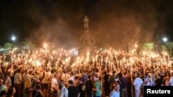 Nacionalistas blancos participan en una marcha de antorchas en la Universidad de Virginia, el 11 de agosto de 2017. Violentos enfrentamientos con activistas antiracismo ocurrieron esa noche y al día siguiente. 