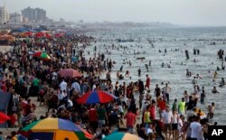 Palestinians enjoy their last Friday day before the Holy month of Ramadan, at the beach of the Mediterranean sea in Gaza City, June 3, 2016.