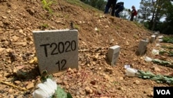 葬在香港沙嶺公墓無人認領的遺體，墓碑上沒有姓名，只有編號及下葬的年份。很多香港市民認為今年下葬的無名死者，是去年參與反送中運動犧牲性命的抗爭者，趁清明節期間向他們獻花拜祭。(美國之音湯惠芸)