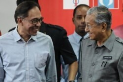 រូបឯកសារ៖ លោក Mahathir Mohamad និងលោក Anwar Ibrahim ជួបគ្នាក្រោយសន្និសីទសារព័ត៌មានមួយនៅទីក្រុងគូឡាឡាំពួរ ប្រទេសម៉ាឡេស៊ី កាលពីថ្ងៃទី១ ខែមិថុនា ឆ្នាំ២០២០។