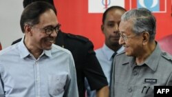 Anwar Ibrahim နှင့် မလေးရှား ဝန်ကြီးချုပ် Mahathir Mohamad
