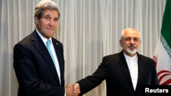 ABD ve İran dışişleri bakanları Cenevre'de görüşme öncesi el sıkışırken 