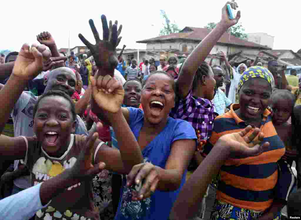 La foule célèbre après l&rsquo;annonce de la destitution du président Pierre Nkurunziza par un haut gradé de l&rsquo;armée à Bujumbura, au Burundi le 13 mai 2015.