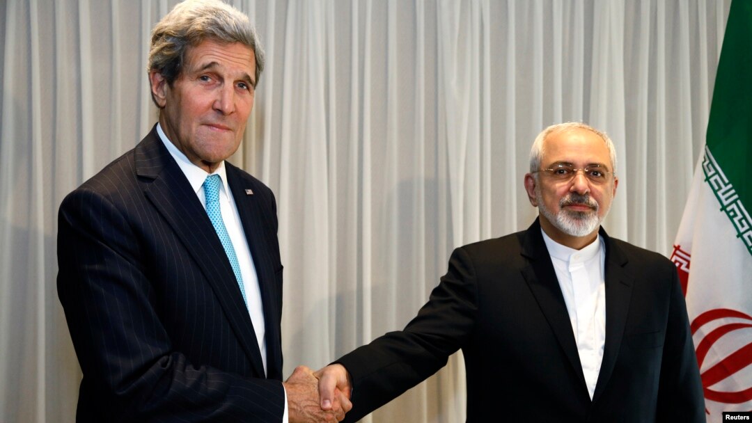 Menu AS John Kerry dan Menlu Iran Mohammad Javad Zarif sebelum pertemuan di Jenewa (14/1). 