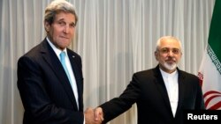 Menu AS John Kerry dan Menlu Iran Mohammad Javad Zarif sebelum pertemuan di Jenewa (14/1). 