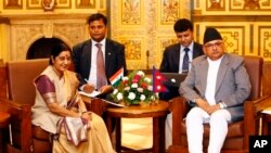 အိန္ဒိယနိုင်ငံခြားရေးဝန်ကြီး Sushma Swaraj (ဝဲ) နဲ့ နီပေါနိုင်ငံခြားရေးဝန်ကြီး Mahendra Bahadur Pandey (ယာ) (ဂျူလိုင် ၂၆၊ ၂၀၁၄) 