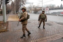 Dua tentara Kazakhstan melakukan patroli di jalanan, pasca demonstrasi rusuh di ibu kota Almaty (7/1).