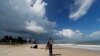 Rafiyya Farooq mira el cielo oscuro en Vero Beach, Florida, a medida que el huracán Dorian se acerca a la costa este de Estados Unidos. Sábado, 31 de agosto de 2019. AP/Gerald Herbert.