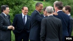 Barack Obama comparte con otros lideres mundiales mientras posan para la prensa durante la reunión del G20 en Canadá.