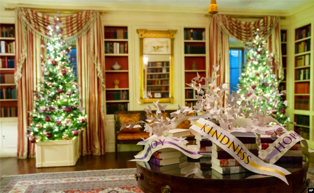La Sala Vermeil de la Casa Blanca decorada para las fiestas durante una vista previa para la prensa de las decoraciones navideñas de la Casa Blanca, el 29 de noviembre de 2021.