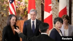 美国国务卿安东尼·布林肯（Antony Blinken，左二）2023年11月8日在东京出席G7外长会议。（媒体联访照片）