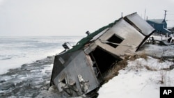 Sebuah rumah di ujung barat Shishmaref, Alaska, saat badai musim gugur tahun 2005. Sebuah badai kuat yang bergerak ke utara lewat Selat Bering menyebabkan banjir besar di beberapa permukiman pinggir pantai di Alaska barat. (Foto: AP)