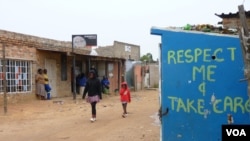 Bright messages on the toilet's walls are not enough to prevent vandalism in Diepsloot, South Africa, December 2012. (VOA/S. Honorine)