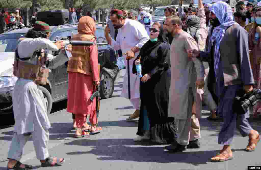 زنان و مردان در جاده‌های شهر کابل زیر قیودات امنیتی به اعتراضات خود ادامه دادند.