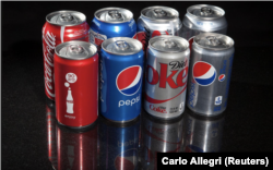 Kaleng soft drink Coca Cola dan Pepsi, 5 Agustus 2014. (Foto: REUTERS/Carlo Allegro)