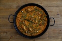 Paella tradisional yang dibuat oleh chef Maria Munoz di sekolah memasak Cocinea di Madrid, Spanyol, 20 Mei 2021. (Foto: REUTERS/Susana Vera)