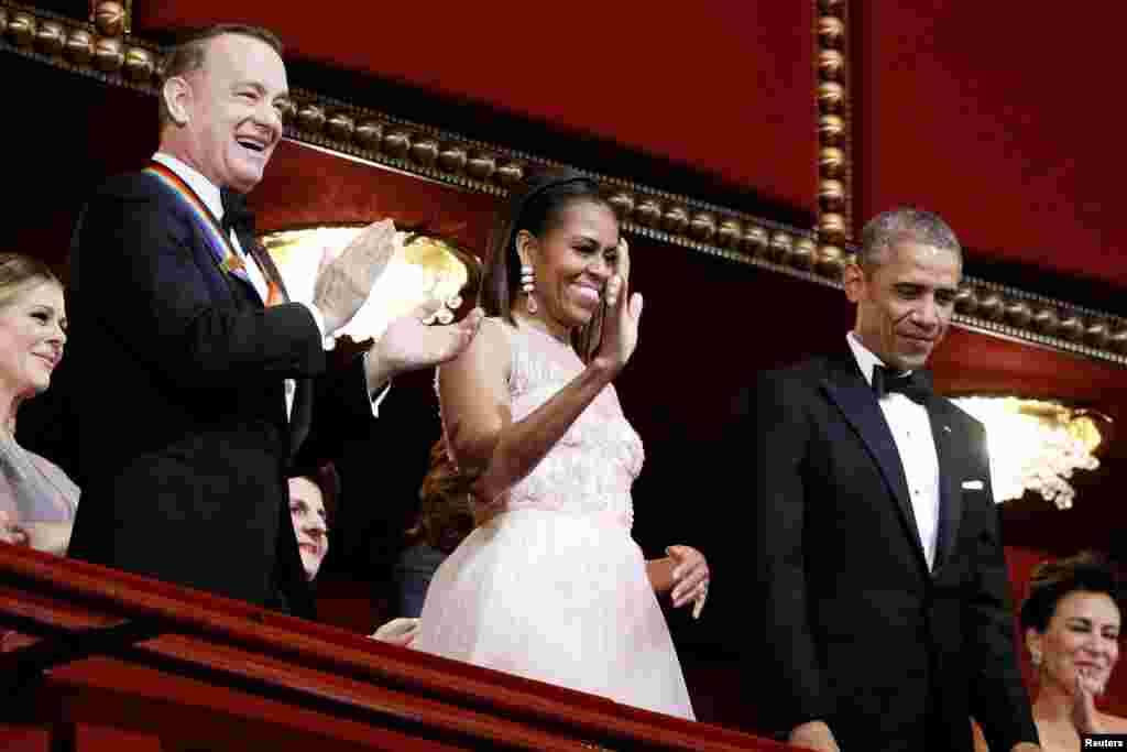 Le président américain Barack Obama et son épouse Michelle Obama au Kennedy Center, aux côtés de l&#39;acteur Tom Hanks, l&rsquo;un des lauréats cette année, Washington, 7 Décembre 2014. &nbsp;