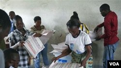 Petugas pemilu melakukan perhitungan suara di Kinshasa, Republik Demokratik Kongo (29/11). Peninjau Eropa melaporkan pemilu di Kongo sarat ketidakberesan.