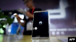 Ponsel Huawei dipamerkan di sebuah pameran elektronik di Beijing, 9 Juli 2018.
