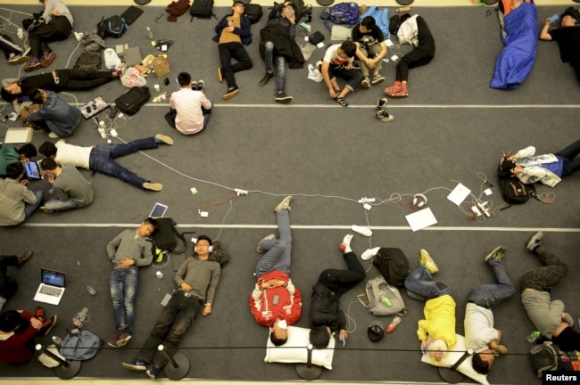 人们连夜在杭州的苹果专卖店排队，睡在地上（2015年4月24日）。